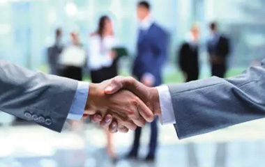 企業靠人
